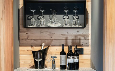Baita Granda: Madera, Stemware, Estantería, Estante, Mueble, Botella, Vaso, Vino