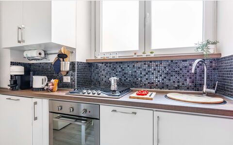 Duomo In 8 Stop: Cocina, Mostrador, Diseño De Interiores, Piso, Arreglo De Tubería, Grifo, Lavabo, Loseta, Fregadero, Aparato De Cocina