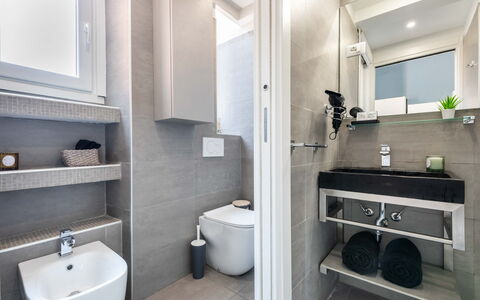 Duomo In 8 Stop: Baño, Arreglo De Tubería, Piso, Lavabo, Diseño De Interiores, Suelo, Baño, Grifo, Asiento Del Baño, Lavabo Del Baño
