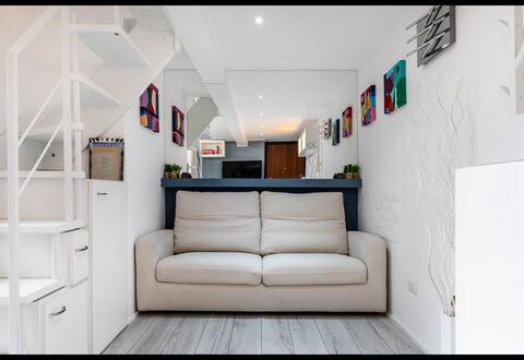 Duomo In 8 Stop: Mueble, Diseño De Interiores, Sofá, Piso, Suelo, Pared, Madera, Habitación, Sala, Departamento