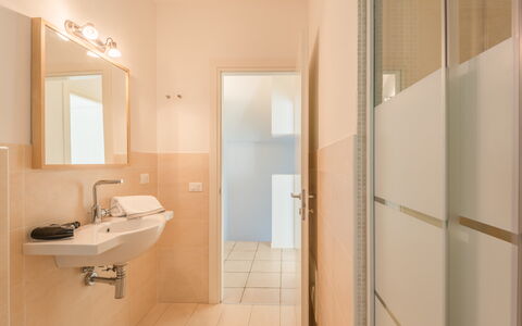 Baia Bianca Apartments Sardinia: Piso, Suelo, Diseño De Interiores, Madera, Arreglo De Tubería, Baño, Techo, Lavabo Del Baño, Encendiendo, Plomería