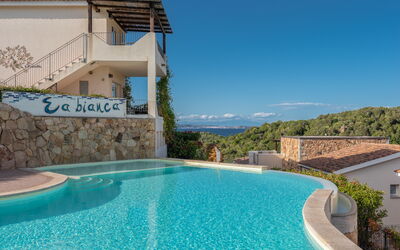 Baia Bianca Apartments Sardinia: Azul, Piscina, Barrio Residencial, Recurso, Eco Hotel, Inmuebles, Villa, Ciudad De Vacaciones, Hotel, Mueble Para Exteriores