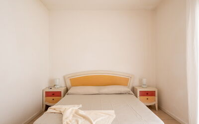 Appartamento Gabbiano: Mueble, Habitación, Cama, Madera, Sábana, Diseño De Interiores, Suelo, Lecho, Piso, Habitación