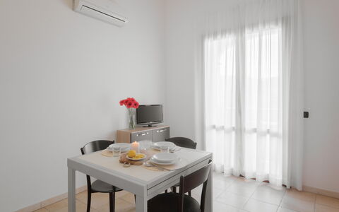 Le Fontane Apartments In Villasimius: Mueble, Diseño De Interiores, Piso, Suelo, Silla, Habitación, Cocina Y Comedor Mesa, Techo, Departamento, Comedor
