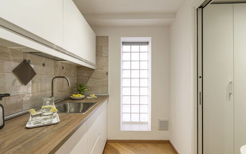Suite Trastevere: Diseño De Interiores, Pared, Mostrador, Cocina, Piso, Madera, Suelo, Techo, Lavabo, Arreglo De Tubería