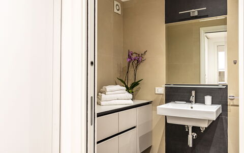 Suite Trastevere: Diseño De Interiores, Pared, Piso, Suelo, Arreglo De Tubería, Lavabo Del Baño, Baño, Mueble De Baño, Lavabo, Espejo
