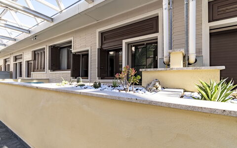 Suite Trastevere: Sombra, Hormigón, Balcón, La Luz Del Día, Patio, Planta De Casa