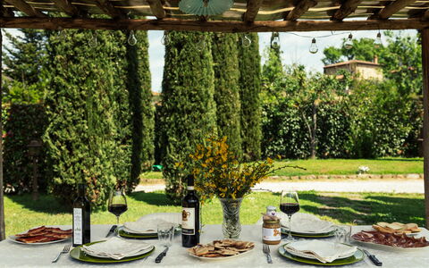 La Pergola: Mueble, Mesa, Mueble Para Exteriores, Mesa Al Aire Libre, Jardín, Silla, Sombra, Paisajismo, Yarda, Patio Interior