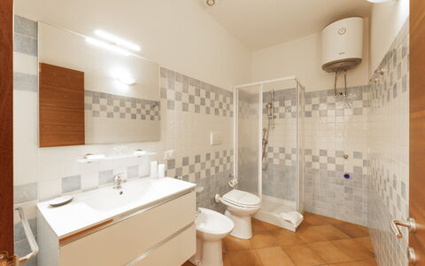 Cristal Blu Apartments In Santa Teresa Gallura: Piso, Suelo, Diseño De Interiores, Arreglo De Tubería, Baño, Techo, Plomería, Loseta, Baño