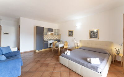 Appartamento Timo: Diseño De Interiores, Mueble, Piso, Cama, Suelo, Habitación, Habitación, Madera, Techo, Sábana