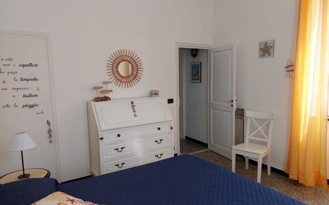 Casa Annalù With Garden, Wifi, Bogliasco: Mueble, Pared, Piso, Suelo, Diseño De Interiores, Habitación, Madera, Cama, Habitación, Encendiendo