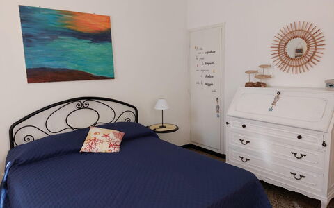 Casa Annalù With Garden, Wifi, Bogliasco: Mueble, Cama, Habitación, Lecho, Diseño De Interiores, Sábana, Suelo, Piso, Madera, Linos