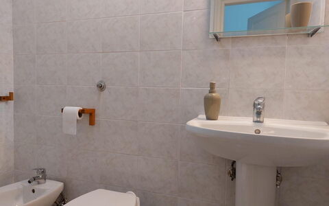 Casa Annalù With Garden, Wifi, Bogliasco: Baño, Lavabo Del Baño, Arreglo De Tubería, Pared, Lavabo, Piso, Diseño De Interiores, Suelo, Baño, Asiento Del Baño