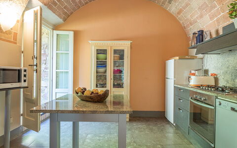 Villa Linchiano: Mueble, Diseño De Interiores, Piso, Pared, Madera, Techo, Cocina, Suelo, Mostrador, Silla