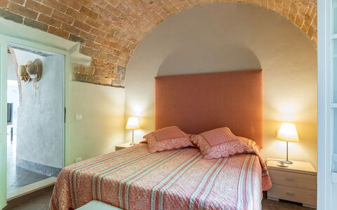 Villa Linchiano: Mueble, Pared, Habitación, Cama, Diseño De Interiores, Sábana, Lecho, Techo, Suelo, Piso