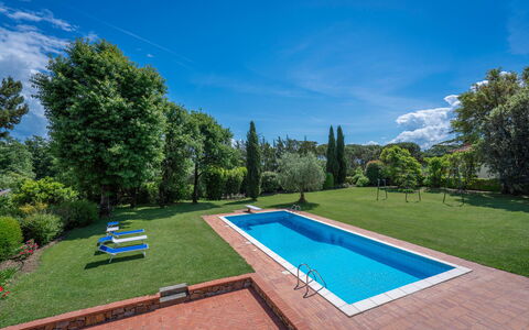 Il Villino Del Collezionista With Pool In Pistoia: Azul, Piscina, Jardín, Inmuebles, Césped, Paisajismo, Sombra, Ocio, Hacienda, Yarda