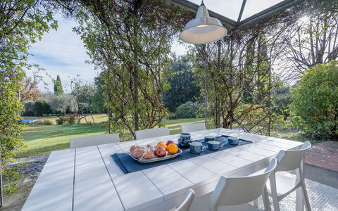 Il Villino Del Collezionista With Pool In Pistoia: Mueble, Mesa, Cocina Y Comedor Mesa, Silla, Mesa Al Aire Libre, Mueble Para Exteriores, Sombra, Jardín, Restaurante, Vaso
