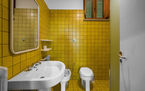 Il Villino Del Collezionista With Pool In Pistoia: Arreglo De Tubería, Amarillo, Piso, Baño, Plomería, Suelo, Grifo, Lavabo, Loseta, Lavabo Del Baño