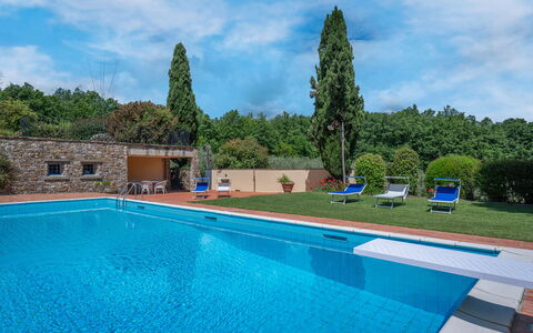 Il Villino Del Collezionista With Pool In Pistoia: Azul, Piscina, Recurso, Jardín, Eco Hotel, Hacienda, Paisajismo, Inmuebles, Sombra, Villa