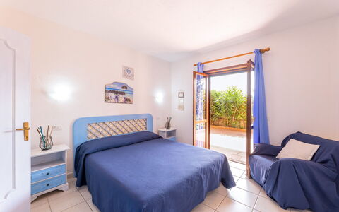 Golfo Aranci Apartments With Ac: Mueble, Departamento, Recurso, Silla, Habitación, Hotel, Cama, Villa, Lecho, Marco De La Cama