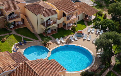 Apartment Sardinia Seaside Ac And Wifi: Piscina, Recurso, Villa, Mueble Para Exteriores, Ciudad De Vacaciones