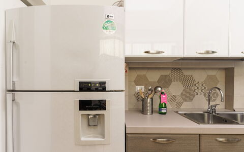 La Maison De Rosetta: Aparato De Cocina, Cocina, Mostrador, Gabinetes, Electrodoméstico, Diseño De Interiores, Electrodoméstico, Mueble, Madera, Refrigerador