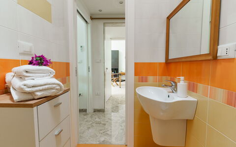 La Maison De Rosetta: Piso, Arreglo De Tubería, Diseño De Interiores, Suelo, Lavabo Del Baño, Lavabo, Baño, Grifo, Plomería, Habitación