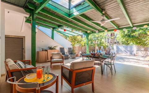 La Maison De Rosetta: Piso, Suelo, Techo, Sombra, Silla, Eco Hotel, Recurso, Inmuebles, Porche, Manchas De Madera