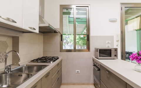 La Maison De Rosetta: Cocina, Aparato De Cocina, Mostrador, Electrodoméstico, Gabinetes, Piso, Madera, Diseño De Interiores, Electrodoméstico, Fregadero