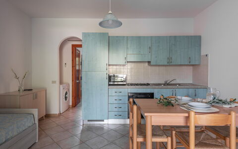 Budoni Homes Seaside, Ac And Bike: Piso, Diseño De Interiores, Suelo, Mueble, Habitación, Departamento, Mostrador, Techo, Cocina, Cocina Y Comedor Mesa