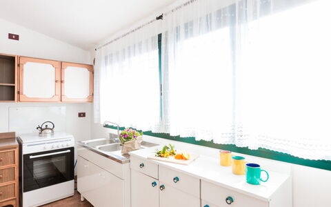 Appartamento Lido Specchiolla: Cocina, Diseño De Interiores, Mostrador, Electrodoméstico, Gabinetes, Piso, Mueble, Aparato De Cocina, Casa, Habitación