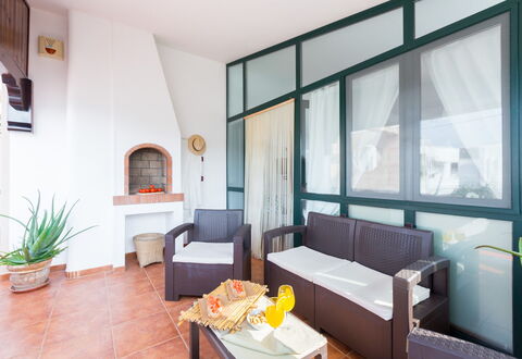 Appartamento Lido Specchiolla: Mueble, Diseño De Interiores, Piso, Suelo, Techo, Habitación, Silla, Sala, Manchas De Madera