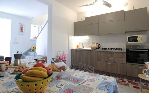 Villetta Elena, Ac, Wifi, Lido Degli Scacchi: Mueble, Diseño De Interiores, Cocina, Piso, Mostrador, Aparato De Cocina, Madera, Suelo, Electrodoméstico, Gabinetes