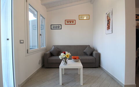 Villetta Elena, Ac, Wifi, Lido Degli Scacchi: Mueble, Diseño De Interiores, Piso, Sofá, Madera, Suelo, Habitación, Sala, Departamento, Casa