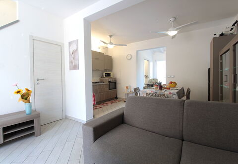 Villetta Elena, Ac, Wifi, Lido Degli Scacchi: Mueble, Diseño De Interiores, Piso, Suelo, Sofá, Madera, Habitación, Techo, Sala, Departamento