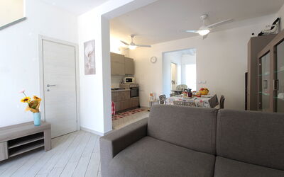 Villetta Elena, Ac, Wifi, Lido Degli Scacchi: Mueble, Diseño De Interiores, Piso, Suelo, Sofá, Madera, Habitación, Techo, Sala, Departamento