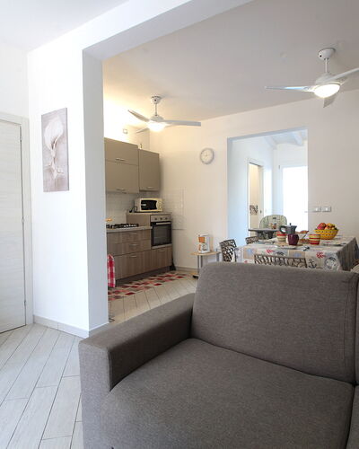 Villetta Elena, Ac, Wifi, Lido Degli Scacchi: Mueble, Diseño De Interiores, Piso, Suelo, Sofá, Madera, Habitación, Techo, Sala, Departamento