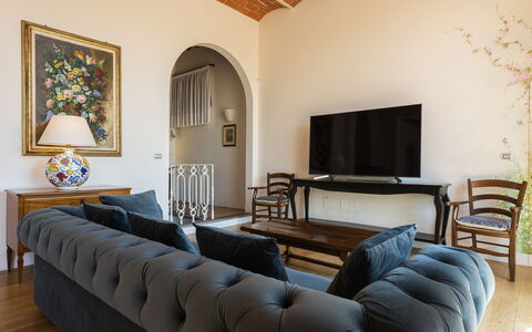 Villa Yvonne: Mueble, Diseño De Interiores, Pared, Piso, Madera, Suelo, Sofá, Habitación, Encendiendo, Sala