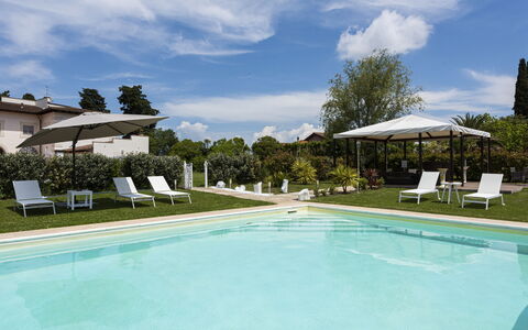 Villa Yvonne: Piscina, Jardín, Inmuebles, Césped, Hacienda, Recurso, Paisajismo, Villa, Yarda, Patio