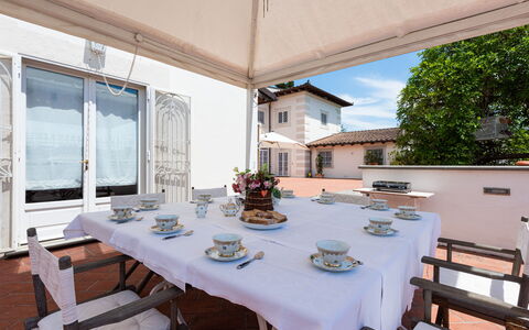 Villa Yvonne: Casa, Mueble, Puerta, Silla, Balcón, Planta De Casa, Cocina Y Comedor Mesa, Maceta, Villa, Estructura Al Aire Libre