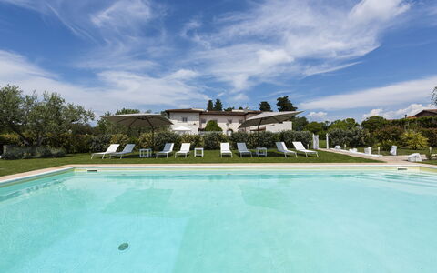 Villa Yvonne: Piscina, Jardín, Césped, Inmuebles, Hacienda, Casa De Campo, Villa, Paisajismo, Recurso, Yarda