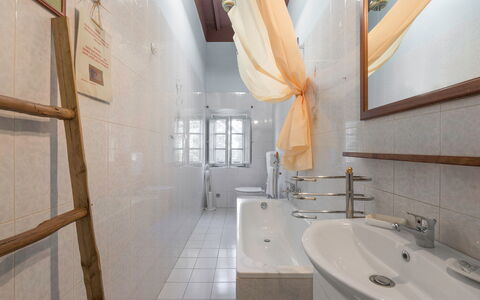Ely Apartment In Villa, Wifi, Terricciola, Pisa: Arreglo De Tubería, Piso, Pared, Diseño De Interiores, Baño, Suelo, Bañera, Techo, Plomería, Encendiendo