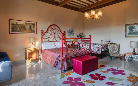 Ely Apartment In Villa, Wifi, Terricciola, Pisa: Pared, Mueble, Habitación, Diseño De Interiores, Cama, Suelo, Lecho, Linos, Sábana, Marco De La Cama