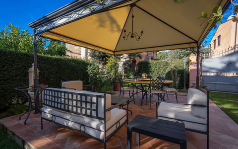 Ely Apartment In Villa, Wifi, Terricciola, Pisa: Mueble, Silla, Mueble Para Exteriores, Sombra, Mesa Al Aire Libre, Estructura Al Aire Libre, Jardín, Patio, Cocina Y Comedor Mesa, Porche