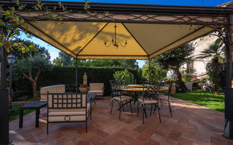 Ely Apartment In Villa, Wifi, Terricciola, Pisa: Piso, Sombra, Estructura Al Aire Libre, Jardín, Maceta, Kiosko, Pabellón, Losa, Mueble Para Exteriores, Patio