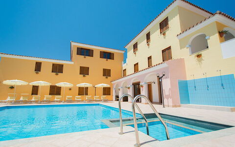 Violet Residence In Orosei: Piscina, Asentamientos Humanos, Casa, Departamento, Recurso, Inmuebles, Hotel, Mueble Para Exteriores, Hacienda, Balcón