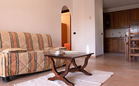 Violet Residence In Orosei: Mueble, Diseño De Interiores, Piso, Madera, Suelo, Habitación, Departamento, Suelos De Madera, Manchas De Madera, Sala