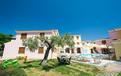 Violet Residence In Orosei: Piscina, Barrio Residencial, By, Recurso, Inmuebles, Asentamientos Humanos, Mueble Para Exteriores, Casa, Departamento, Hacienda