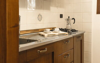 Appartamento Ontani: Cocina, Mostrador, Aparato De Cocina, Gabinetes, Madera, Piso, Electrodoméstico, Diseño De Interiores, Estufa, Estufa De Cocina