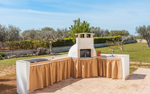 Villa Pallino: Jardín, Patio Interior, Sombra, Paisajismo, Yarda, Estructura Al Aire Libre, Patio, Planta De Casa, Loseta